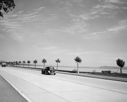 Max Chiffelle (1913-2002)Route des Falaises, Neuchâtel, entre 1951 et 1956. À partir du négatif au gélatino-bromure d’argent sur support polyester. Bibliothèque de la Ville, La Chaux-de-Fonds, Département audiovisuel. 